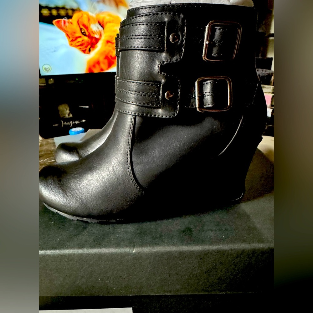 BNIB Kenneth Cole Reaction wedge boots in black - size 6